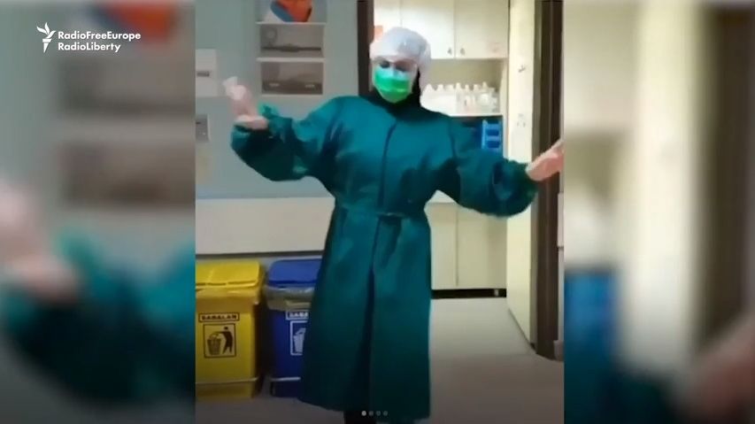 Íránské zdravotní sestřičky bojují proti nákaze humorem a tancem